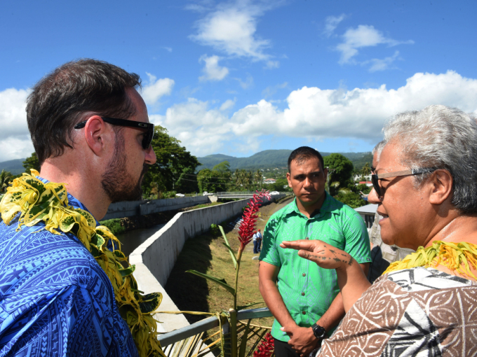 Samoas visestatsminister Fiame Naomi Mataafa forteller om arbeidet med flomsikring i landsbyen. Foto: Sven Gj. Geruldsen, Det kongelige hoff